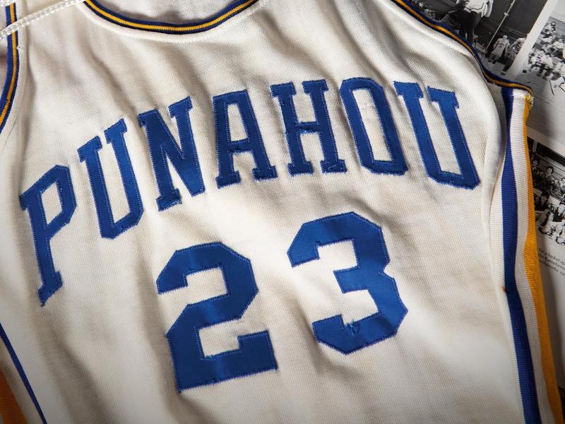 obamas basketball jersey for 120.000 dollars auctioned